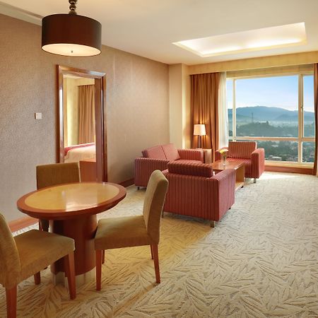 สวิส เบลโฮเต็ล มาเลียวซาน มานาโด Hotel ภายนอก รูปภาพ