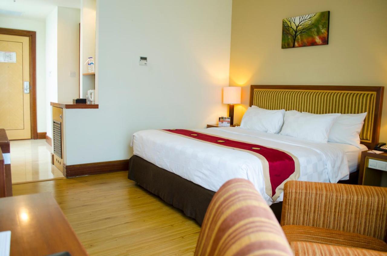 สวิส เบลโฮเต็ล มาเลียวซาน มานาโด Hotel ภายนอก รูปภาพ