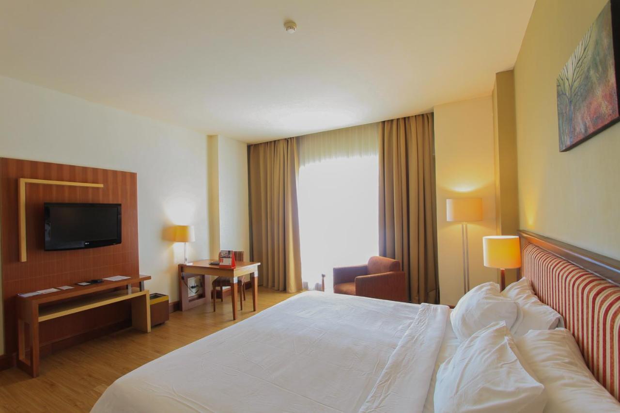สวิส เบลโฮเต็ล มาเลียวซาน มานาโด Hotel ภายนอก รูปภาพ
