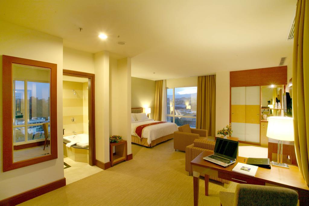 สวิส เบลโฮเต็ล มาเลียวซาน มานาโด Hotel ภายนอก รูปภาพ