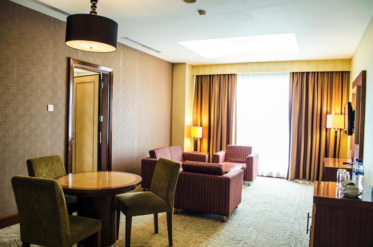 สวิส เบลโฮเต็ล มาเลียวซาน มานาโด Hotel ภายนอก รูปภาพ